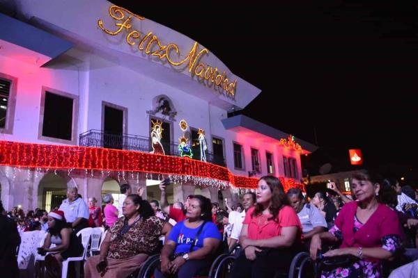 Ilumina el espíritu de la Navidad el Palacio Municipal de Mazatlán