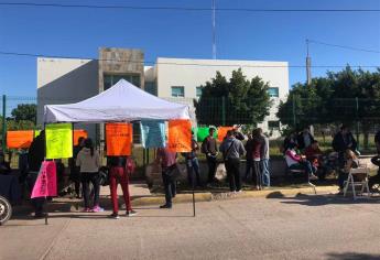 Maestros de inglés toman y cierran oficinas de SEPyC