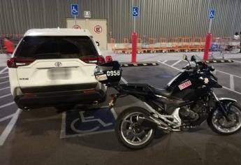 Endurecen operativos contra motos y vehículos que invaden lugares de discapacitados