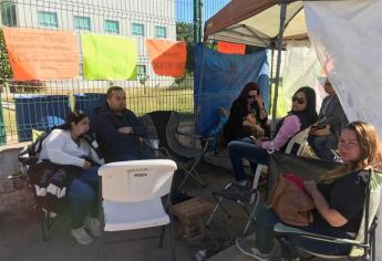 Teachers cumplen cinco días en protesta en la SEPyC