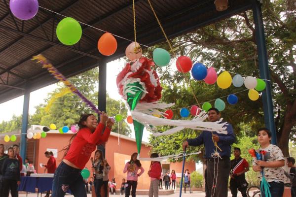 Con ayuda ciudadana, niños de la colonia Almacenes celebran su posada