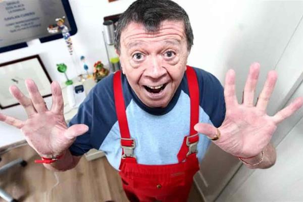 Chabelo causa impacto en redes sociales con su verdadera voz