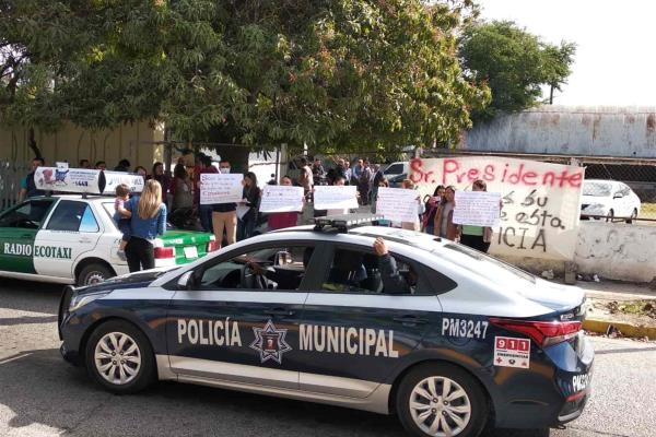 Despiden al Coordinador de Programas Federales de Ahome; hacen plantón