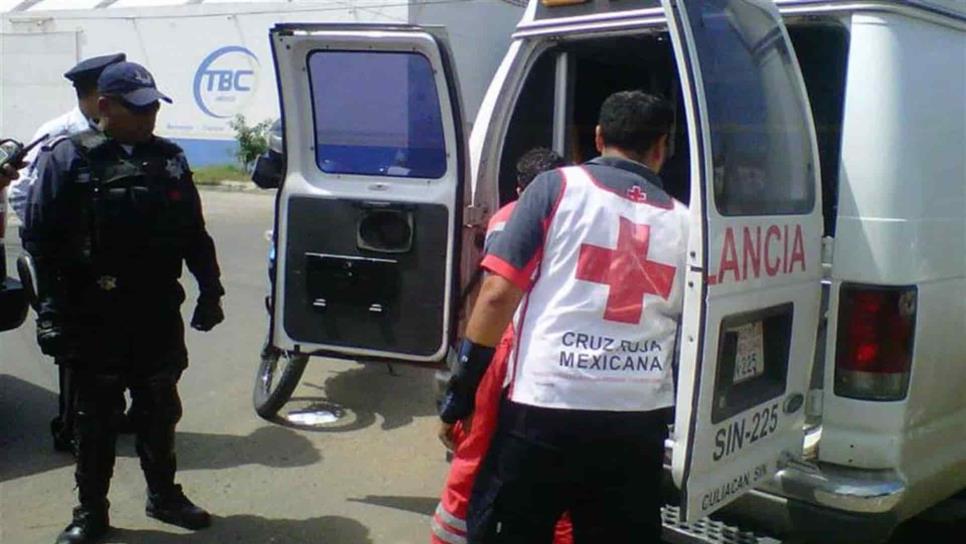 Camión urbano choca contra auto frente al Palacio de Gobierno, en Culiacán