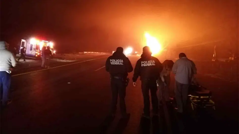 Niebla provoca volcadura e incendio de un tráiler en el Poblado 6
