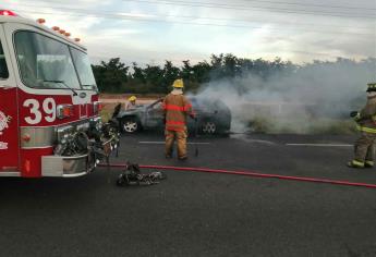 Se incendia vagoneta en la México 15, en la Zona Industrial de Los Mochis