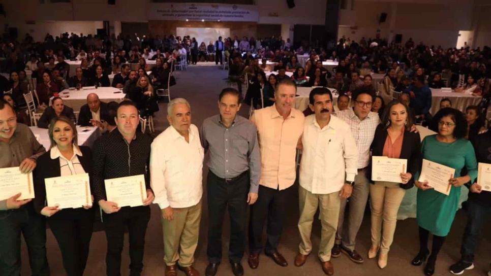 Entrega Quirino certificados de préstamos para vivienda a trabajares del SNTE 53