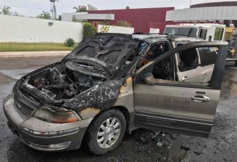 Se incendia camioneta en una funeraria