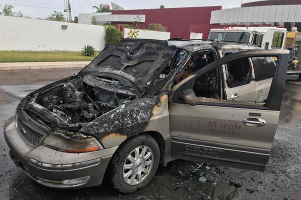 Se incendia camioneta en una funeraria