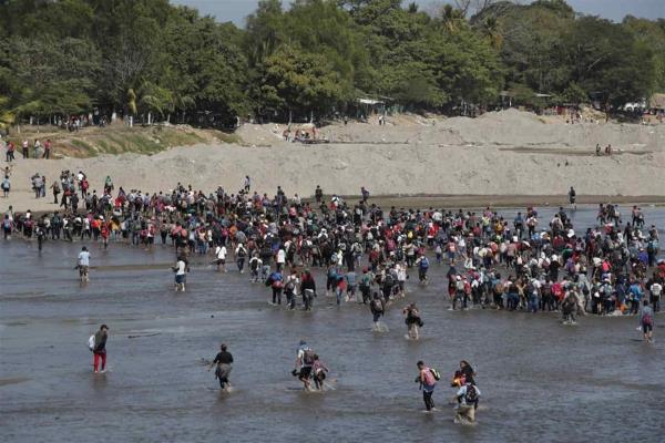 Caravana de migrantes cruza el Río Suchiate; GN los repliega