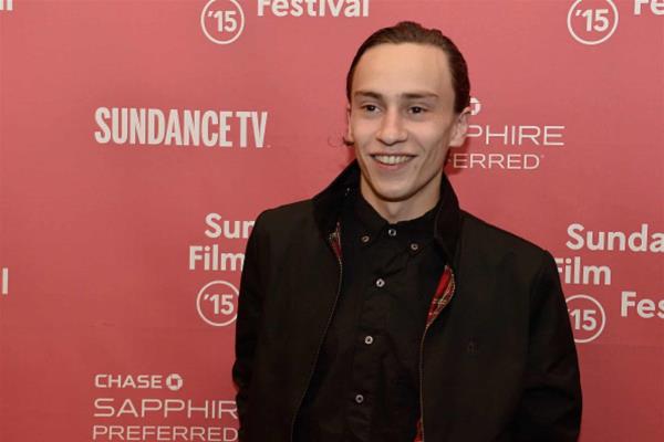 Protagonista de Atypical, revela proyectos musicales