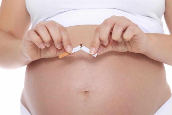 Fumar en el embarazo aumenta riesgo de fracturas en los bebés