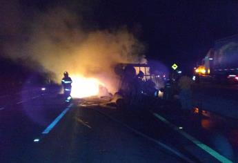 Se incendia tráiler cargado de tomate en Escuinapa