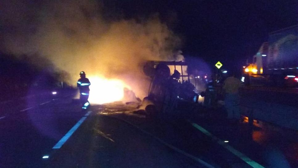 Se incendia tráiler cargado de tomate en Escuinapa