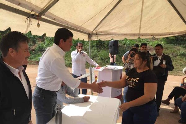 Entregan 200 escrituras a colonos de Mazatlán