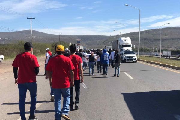 Empresarios del reciclaje y pepenadores realizan bloqueos en Culiacán