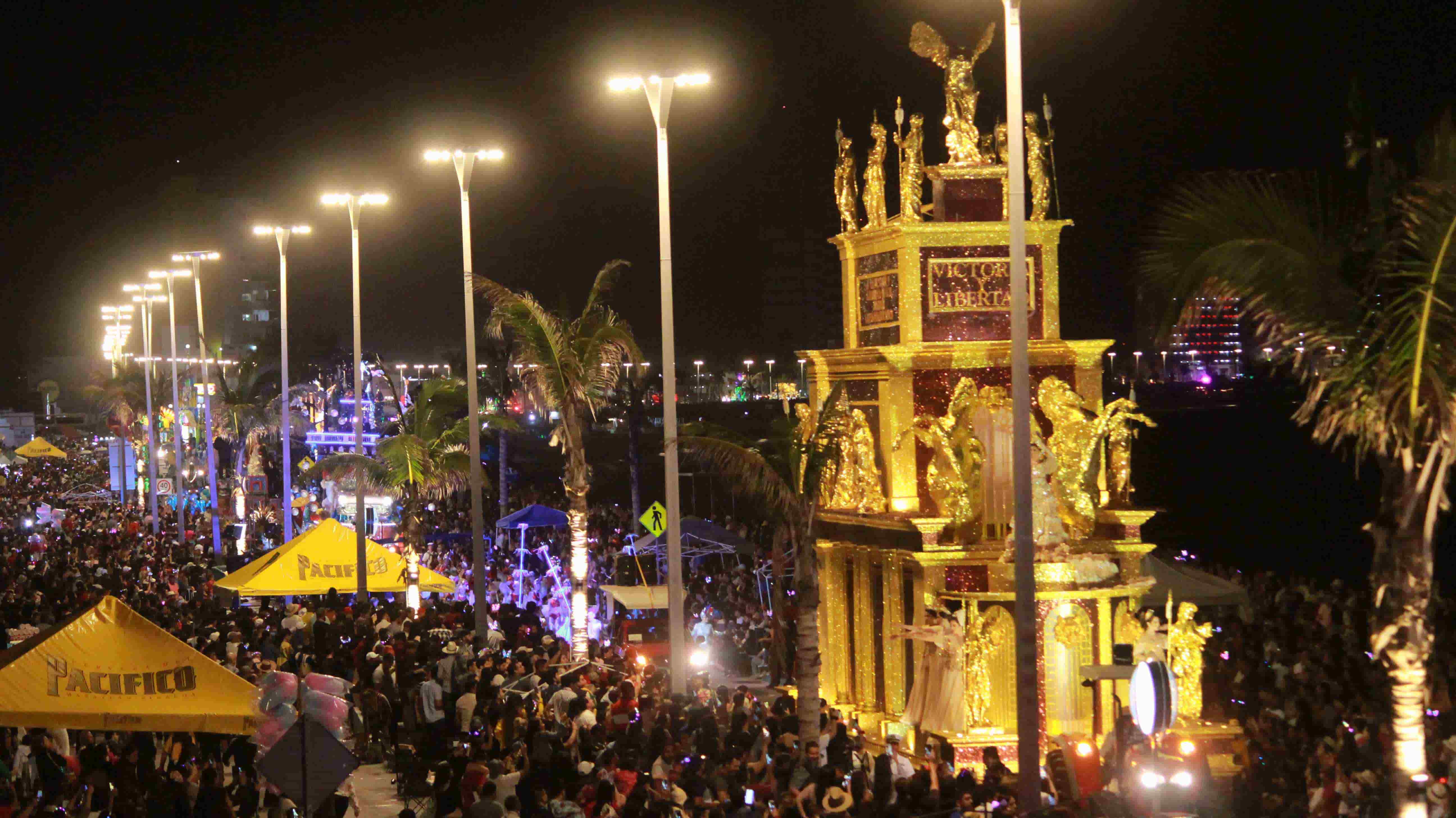 Miles disfrutan el desfile del Carnaval de Mazatlán
