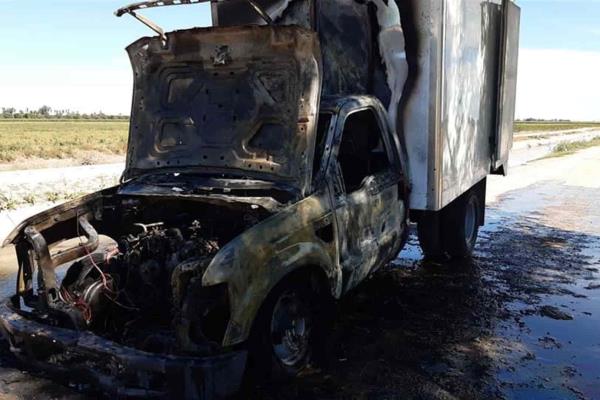 Incendio por cortocircuito consume un camión en Ahome