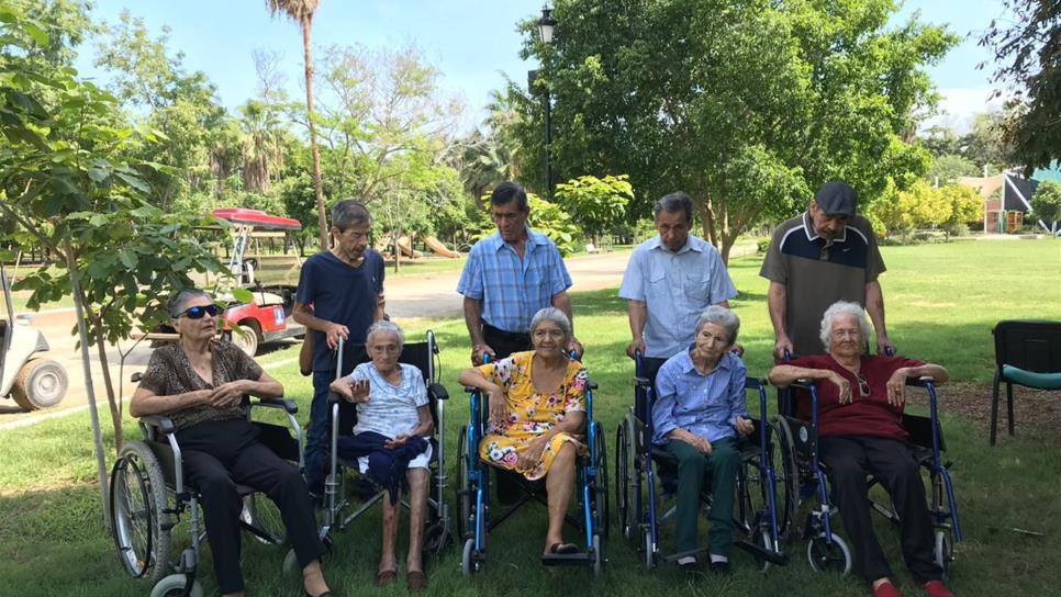 Cuidar abuelitos, el negocio familiar de Leni y su padre