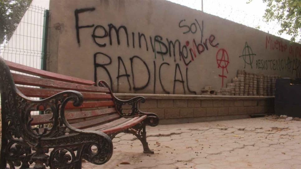 Vandalizan instalaciones de la EVA con pintas feministas