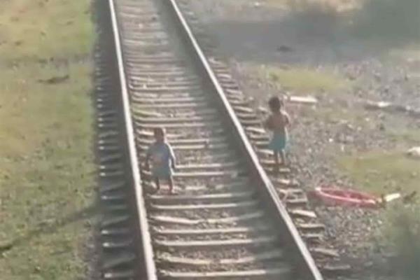 Atiende DIF Ahome caso de menores que casi atropella el tren