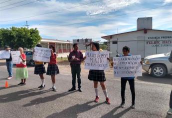 Se manifiestan alumnos y docentes de la preparatoria Felipe Bachomo, en Charay