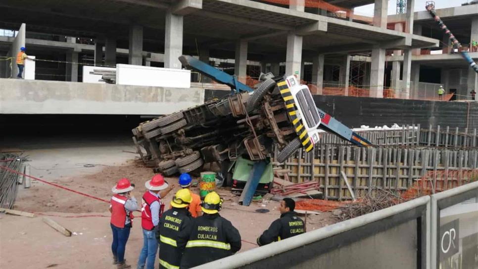 Vuelca grúa tras maniobras en plaza de Culiacán