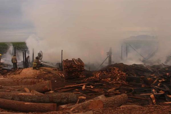 Se incendia maderería por la Mochis-San Blas
