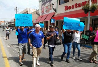 Se manifiestan trabajadores del Rastro Municipal en Mazatlán