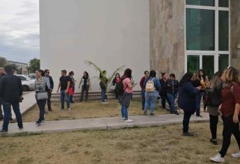 Maestros de inglés exigen su pago a la SEPyC, en Los Mochis