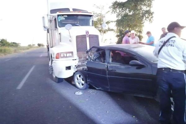 Hombre termina lesionado al ser chocado por un tráiler