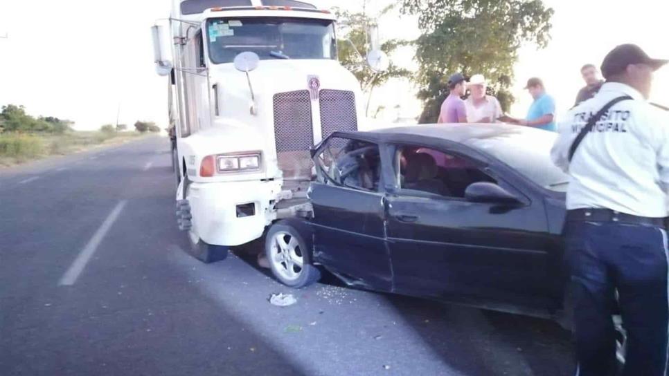 Hombre termina lesionado al ser chocado por un tráiler