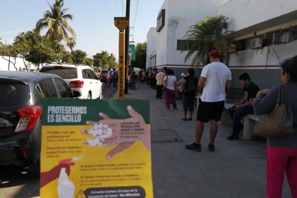 Aplican “Sana Distancia” al recoger fichas de apoyos de adultos mayores