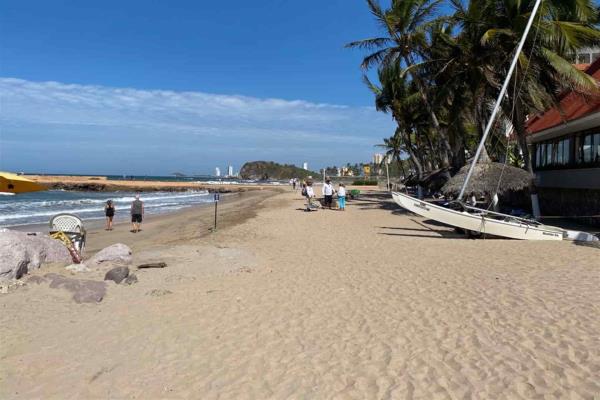 Vendedores de playa en Mazatlán, sin renovar permisos ante Semarnat por crisis
