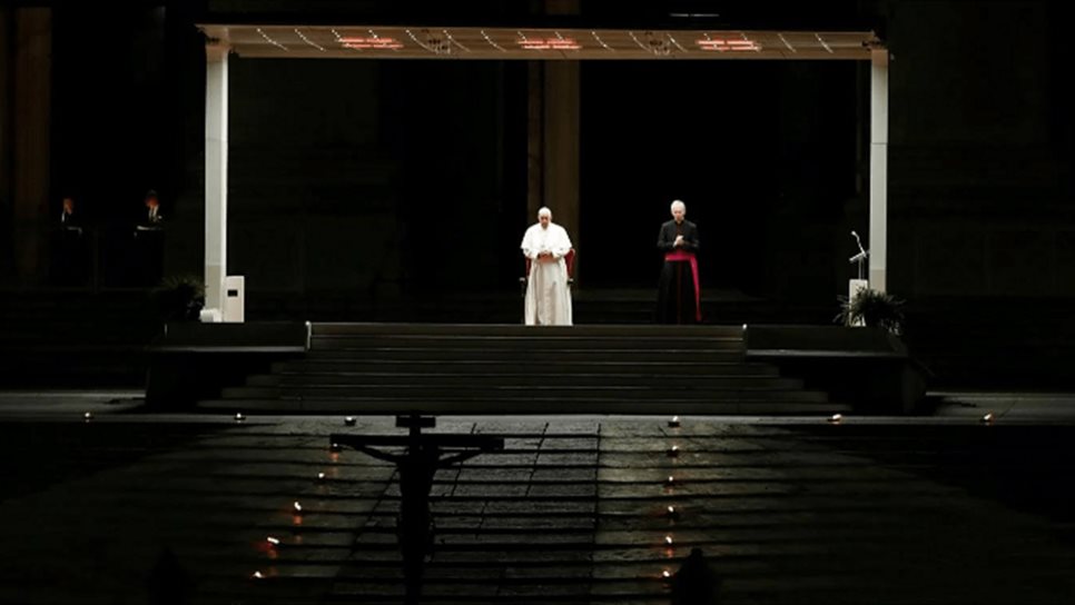 Papa Francisco realiza Viacrucis sin feligreses en la Plaza de San Pedro