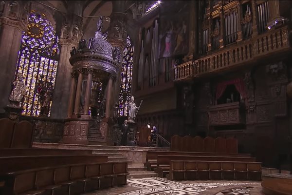 Andrea Bocelli ofrece concierto digital desde la Catedral de Milán