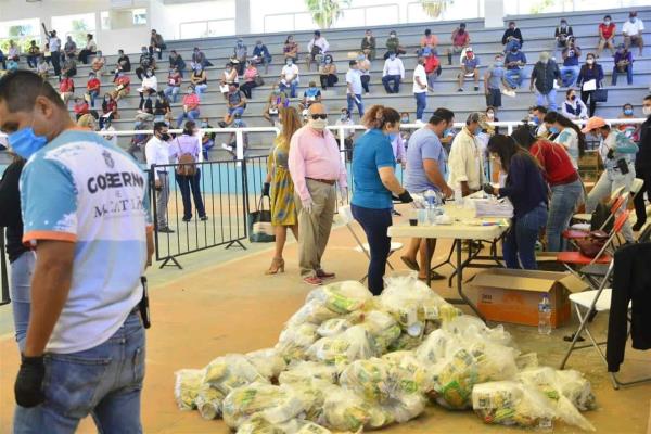 Entregan en Mazatlán apoyos a 8 mil 800 familias vulnerables