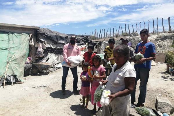 Llevan apoyos a familias marginadas de La Carrera, Chinobampo