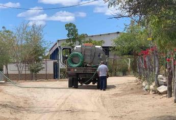 Combaten sequía en Choix con pipas y pozos