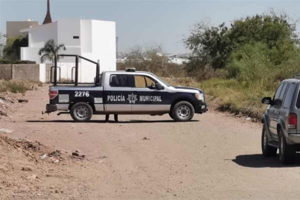 Hallan dos cadáveres al interior de camioneta en Culiacán