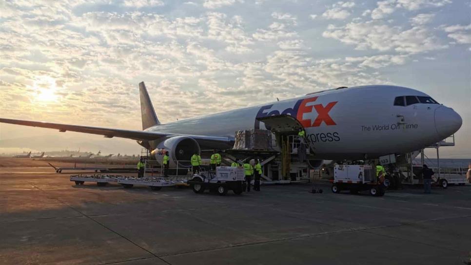 Llega a México segundo vuelo con ventiladores de EUA