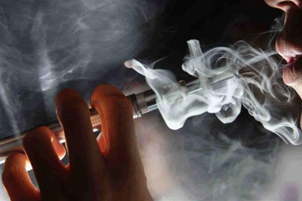 Vapeadores aumentan riesgo de daño en caso de coronavirus