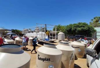 Entregan tinacos a familias en comunidades de El Fuerte