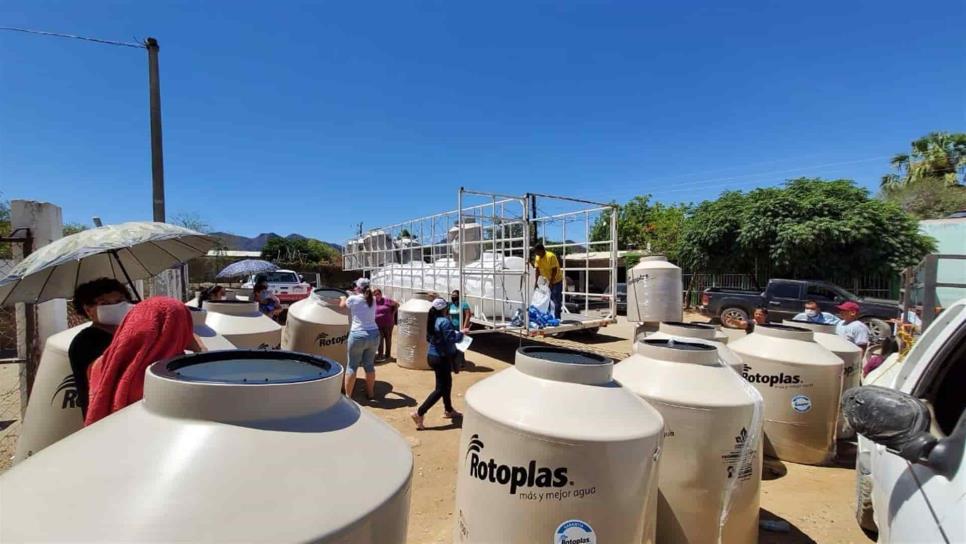 Entregan tinacos a familias en comunidades de El Fuerte