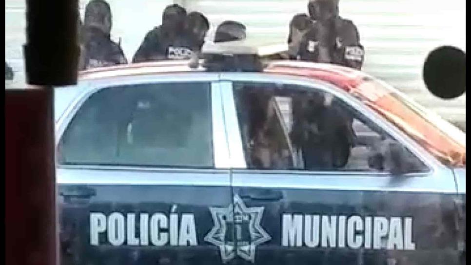 Por error, policías retienen a jóvenes que realizaban trabajos de herrería