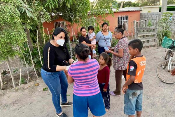 Distribuye personal de la ENEF despensas a familias rezagadas de El Fuerte