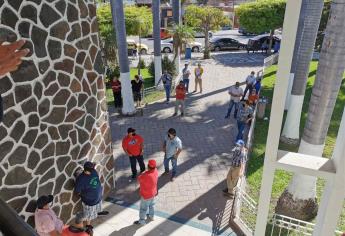 Protestan tiangueros en Ayuntamiento de Ahome; ¡ya queremos trabajar!, dicen