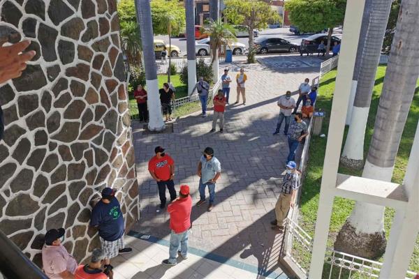 Protestan tiangueros en Ayuntamiento de Ahome; ¡ya queremos trabajar!, dicen