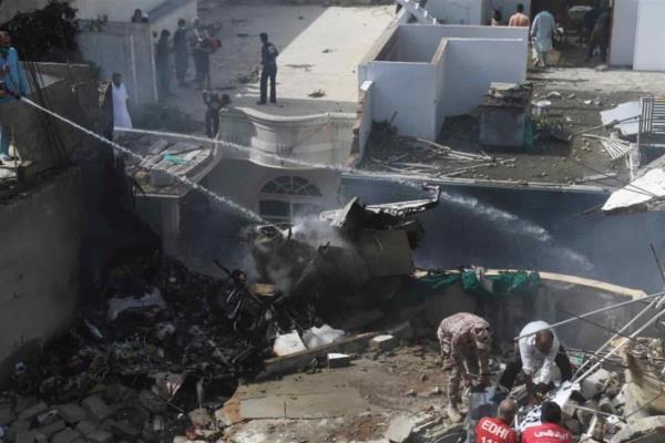 Se estrella avión en Pakistán con más de 100 pasajeros