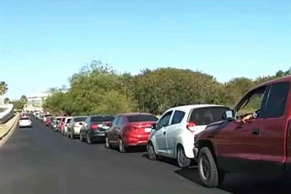 Hacen largas filas para comprar cerveza en Culiacán